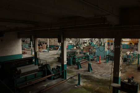 从高处俯瞰废弃工厂设备群