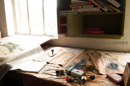 废弃办公桌铺满图纸，工具与书籍散落