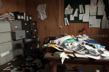 杂乱无章的废弃办公桌与文件堆叠
