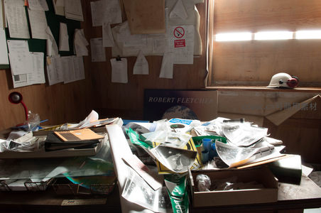 阳光洒入废弃办公室照亮堆积文件