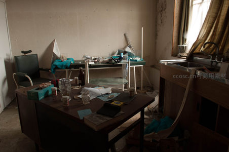 废弃实验室桌面残留瓶罐与器材