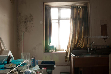 废弃实验室窗边的静谧与斑驳