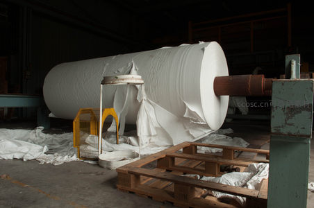 造纸厂内巨大的白色纸卷特写