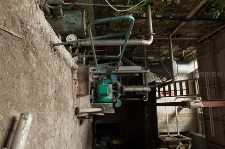 尘封工厂角落的锈蚀管道系统