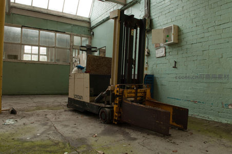 旧厂房里停驻的黄色叉车