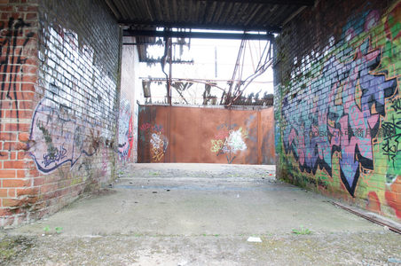 砖墙隧道尽头的彩色涂鸦