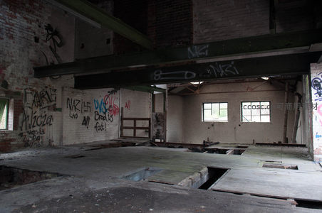 废弃工厂内部涂鸦艺术空间