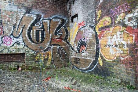 墙角涂鸦怪兽张开血盆大口