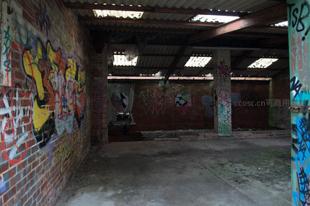 废弃仓库内多彩涂鸦覆盖
