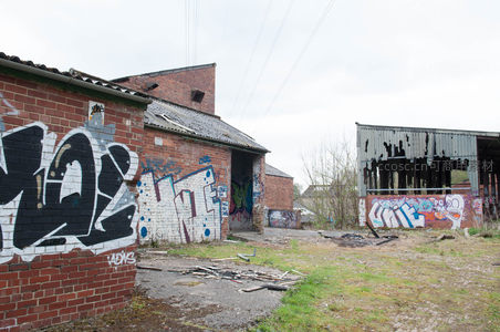 户外废弃厂区涂鸦墙景