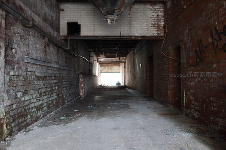 废弃工厂走廊，砖墙斑驳，尽头透出微光