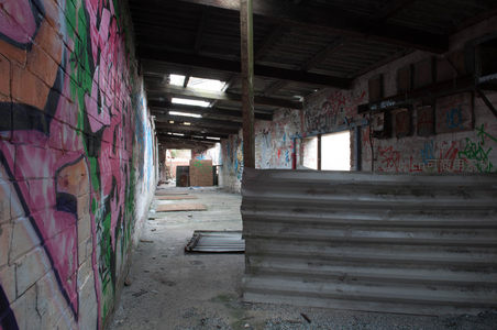 色彩斑斓的涂鸦隧道，波纹铁皮隔断空间