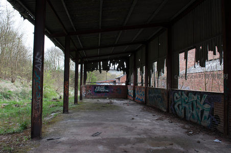 废弃厂房涂鸦长廊，锈蚀钢梁与彩色墙绘