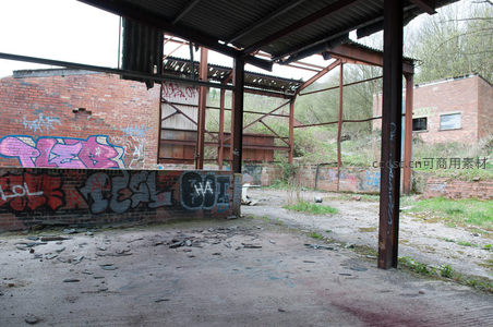 断壁残垣中的涂鸦世界，砖墙与钢架诉说往事