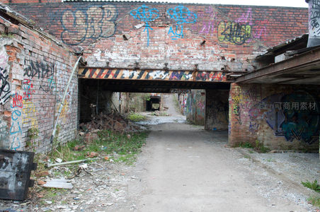 废弃砖墙涂鸦巷道，破败工业遗迹