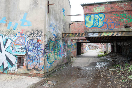 街头艺术占领废弃厂区，涂鸦覆盖墙角与天桥