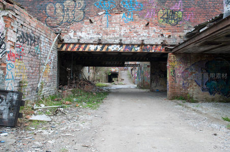 废墟中的涂鸦艺术，红砖墙上的色彩