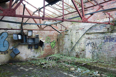 坍塌厂房内部，铁架与涂鸦共存