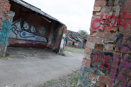 残垣断壁间的涂鸦世界，废墟之美