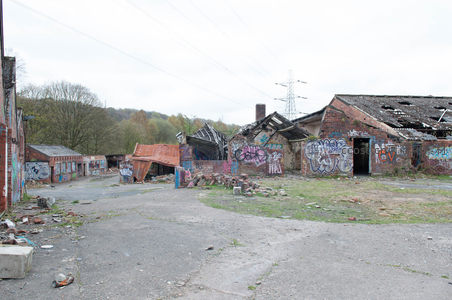 荒废厂区全景，涂鸦覆盖的破败建筑群