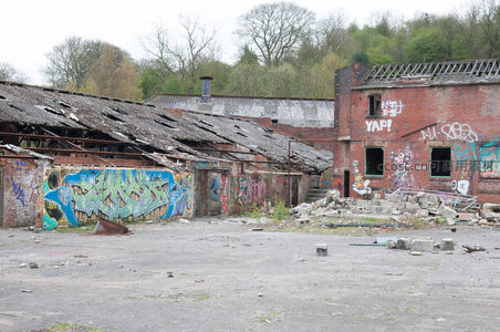 涂鸦覆盖的废弃工业区