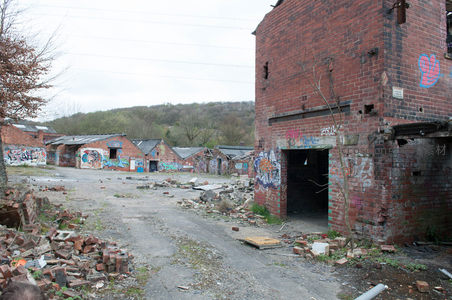 荒芜厂区中的涂鸦巷道