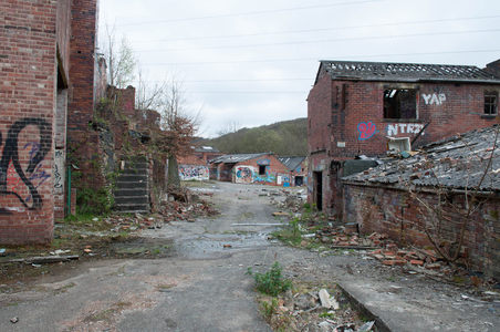 废弃工厂涂鸦长廊
