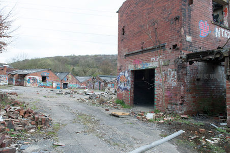 破败砖房与街头涂鸦