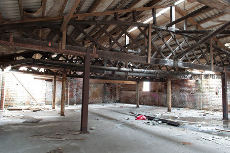 空旷厂房木梁结构特写