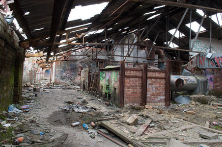 废弃工厂内部破败景象
