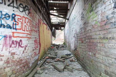 涂鸦覆盖的废弃走廊