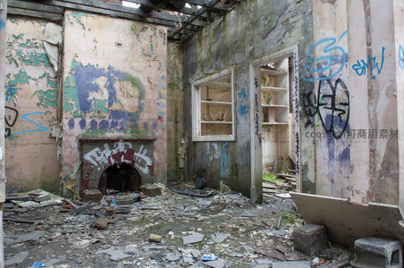 破败房间内壁炉与涂鸦
