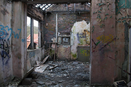 废墟深处，砖墙斑驳涂鸦密布