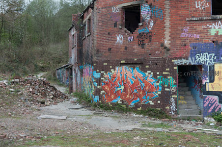 废弃砖墙涂鸦艺术，城市废墟中的色彩绽放