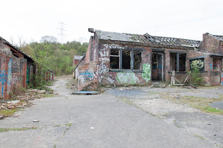 破败工厂院落，涂鸦覆盖的工业遗迹