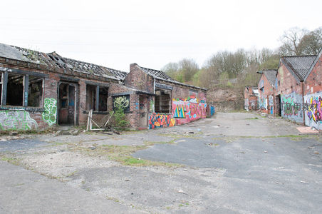 涂鸦点缀的废弃厂区，昔日繁华今成画布
