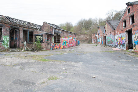 灰暗天幕下的涂鸦废墟，城市边缘的艺术角落