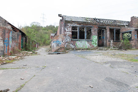 被遗忘的工业遗产，涂鸦为废墟注入新生