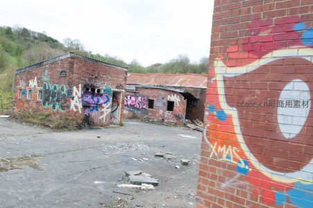 砖墙涂鸦特写与荒废院落