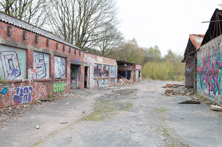 废弃砖墙涂鸦艺术街景