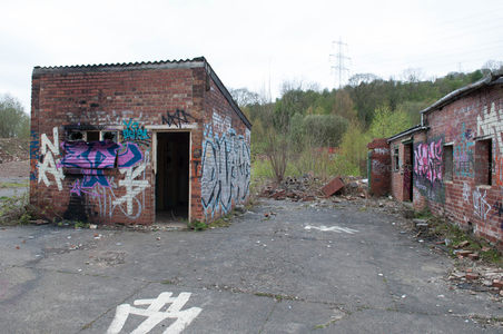 涂鸦覆盖的废弃工房入口
