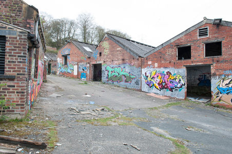 彩色涂鸦装饰的废弃厂房群