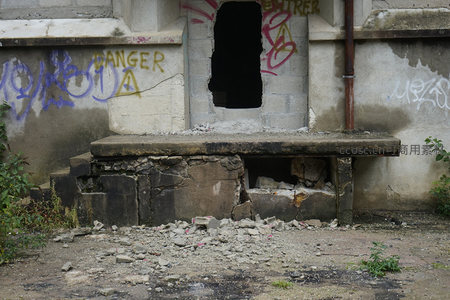 混凝土废墟中的危险警示涂鸦特写