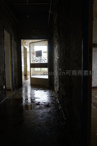 幽暗走廊尽头透进微光的废弃楼宇