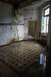 积水倒影中斑驳墙面的废弃房间