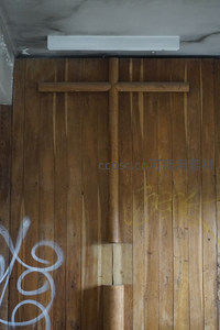 木质门板上雕刻十字架与涂鸦痕迹