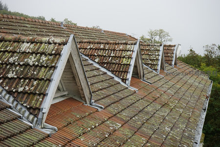 古朴瓦屋顶与三角天窗的岁月痕迹