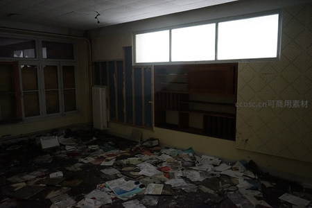 废弃教室满地纸张与破败书架