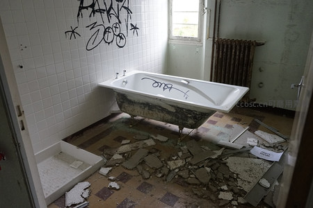 废弃浴室浴缸涂鸦与碎瓷砖