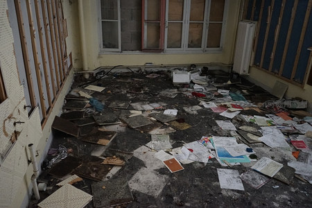 废弃房间地板散落文件与杂物